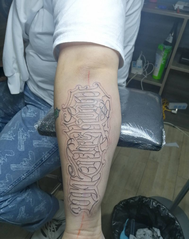 花体字纹身图片_手臂花体字硬花纹身图案