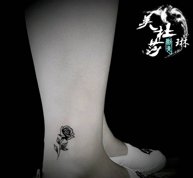 小清新玫瑰纹身图片_脚部纹身图案