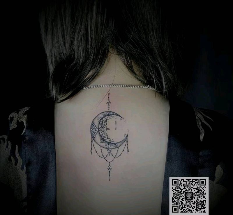 月亮纹身图片_背部纹身图案