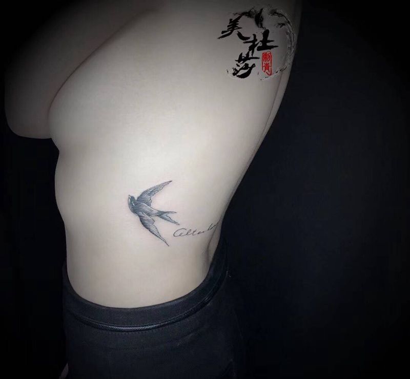 小燕子纹身图片_成品腰部写实清新动物纹身图案