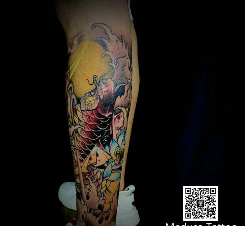 锦鲤纹身图片_腿部新传统纹身图案