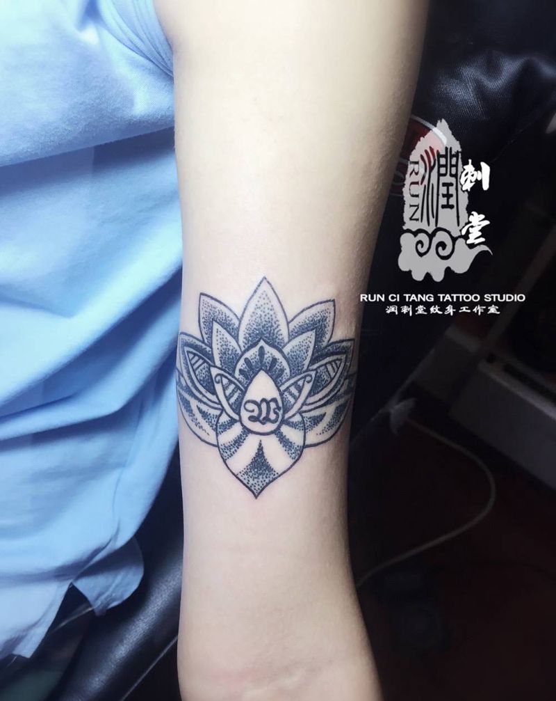 点刺莲花纹身图片_成品手臂欧美清新几何植物图腾纹身图案