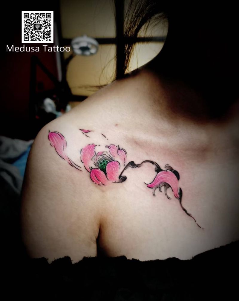 莲花纹身图片_肩部新传统纹身图案