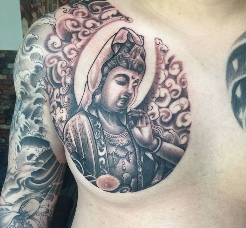 胸口菩萨接半胛纹身图片