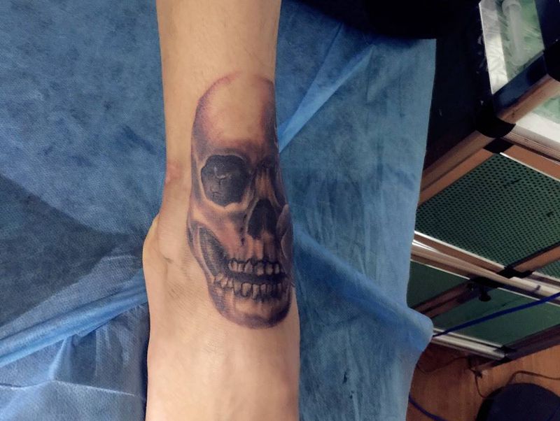 脚背骷髅玫瑰纹身图片