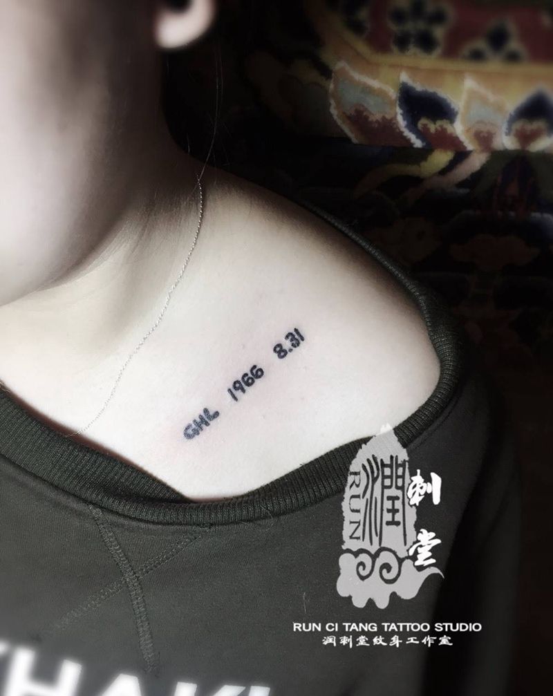 锁骨字母纹身图片