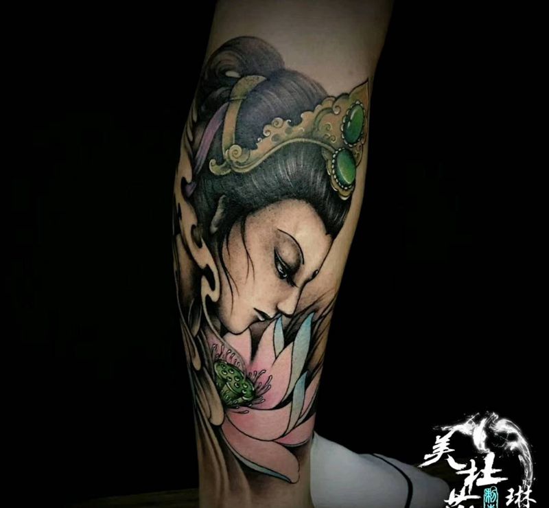 小腿侍女纹身图片_腿部新传统纹身图案