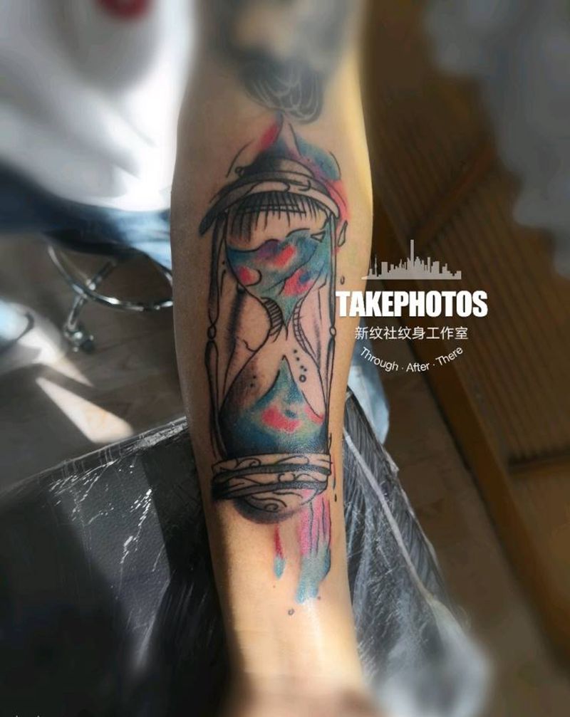 沙漏纹身图片_手臂水彩纹身图案