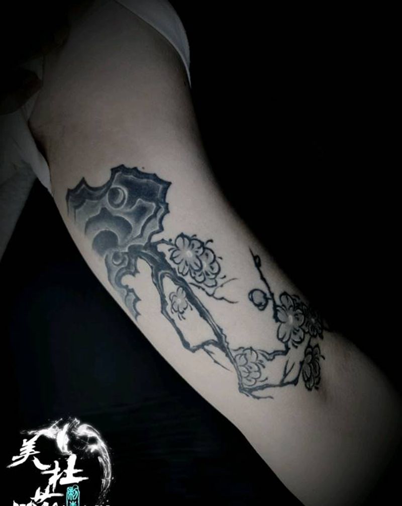 梅花，两年前的遮盖，恢复后纹身图片_手臂新传统纹身图案