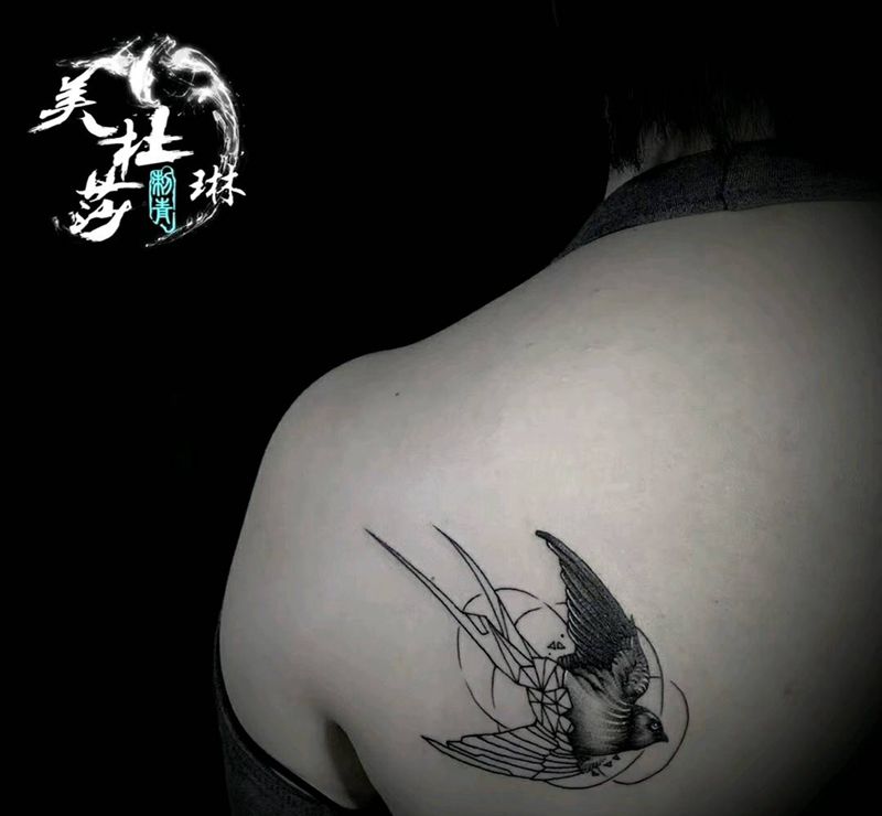 几何燕子纹身图片_背部纹身图案