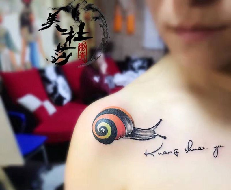 蜗牛➕字母。纹身图片_成品肩部清新动物几何纹身图案