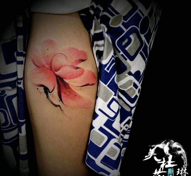 莲花纹身图片_腿部纹身图案