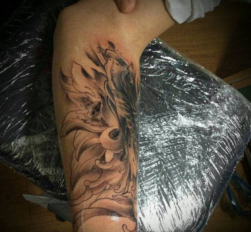 小臂鲤鱼纹身图片