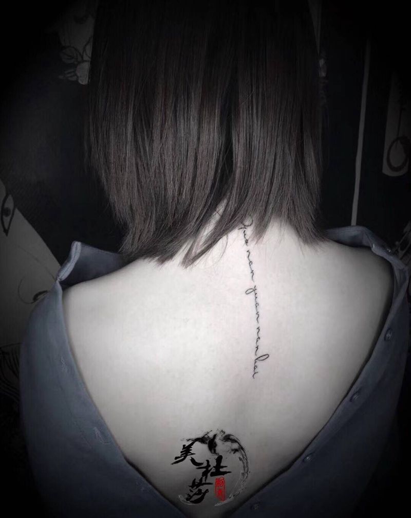 小字母纹身图片_背部字符纹身图案
