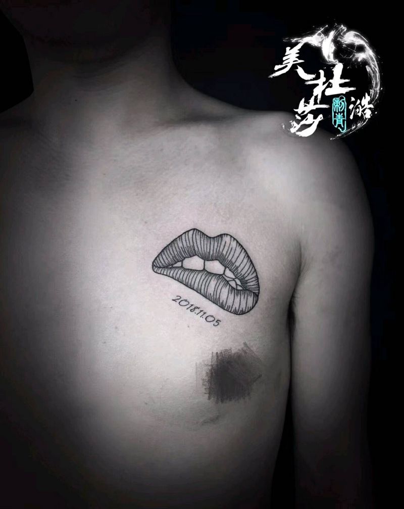 唇印纹身图片_胸部几何纹身图案