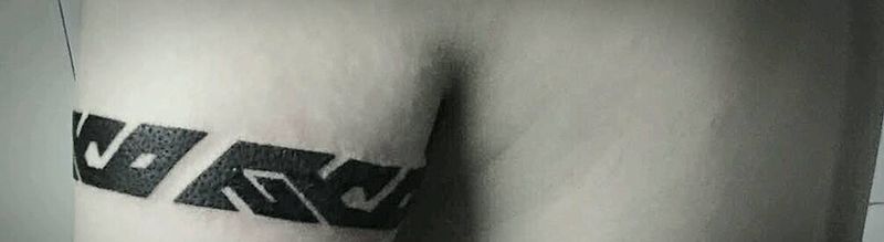 臂环纹身图片