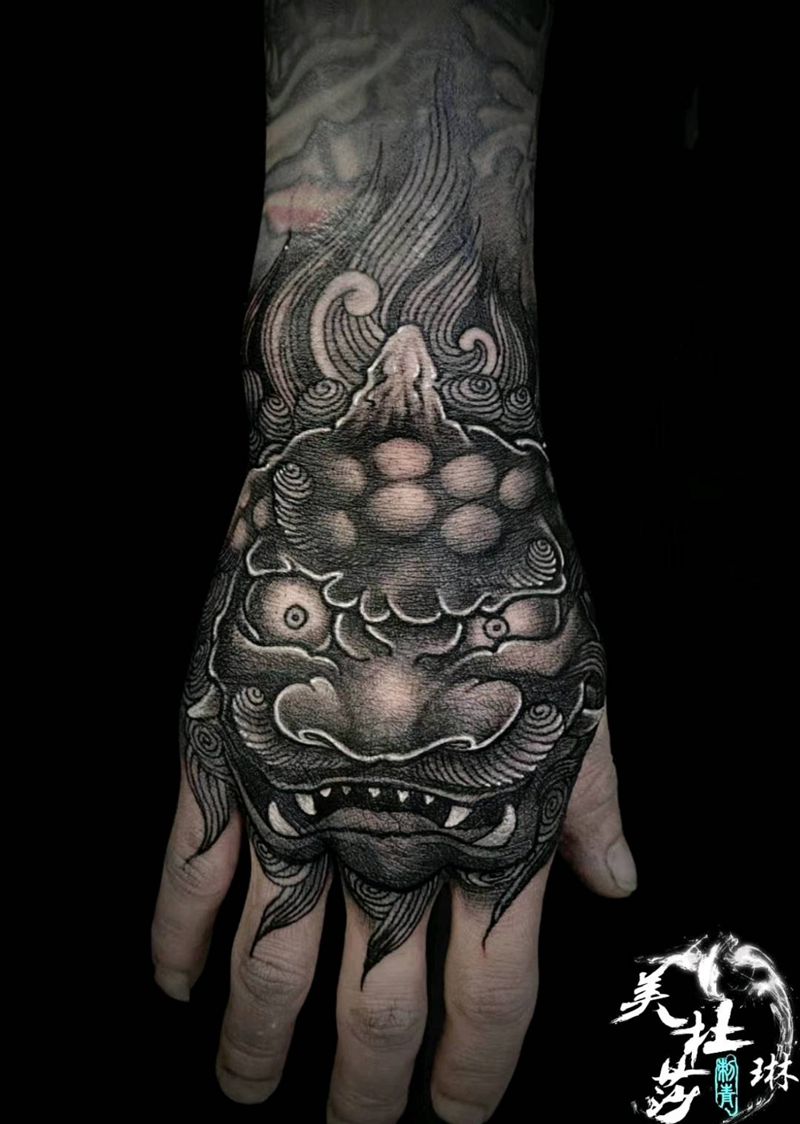 唐狮子纹身图片_手部新传统纹身图案