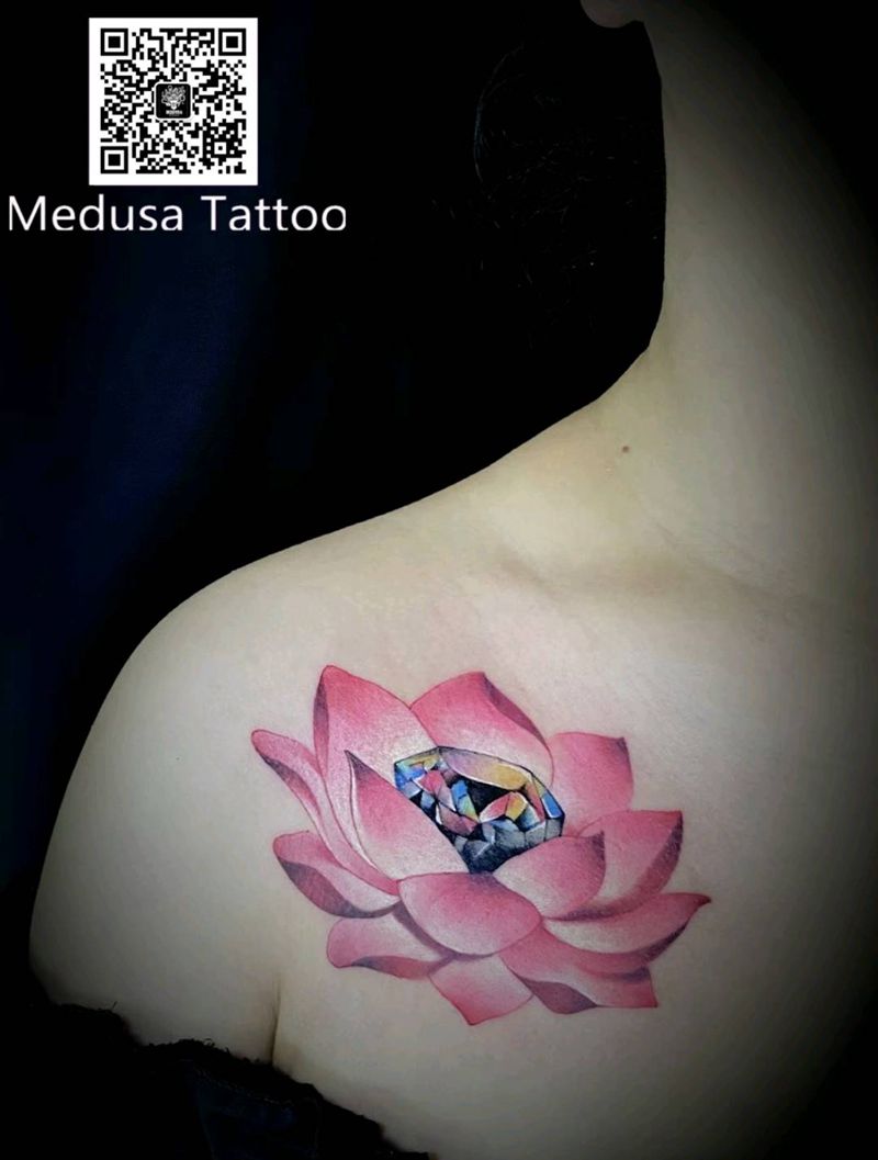 莲花纹身图片_胸部新传统纹身图案