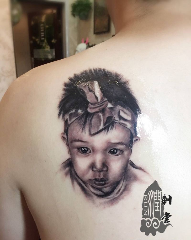 宝宝肖像纹身图片_成品背部写实肖像人物原创纹身图案