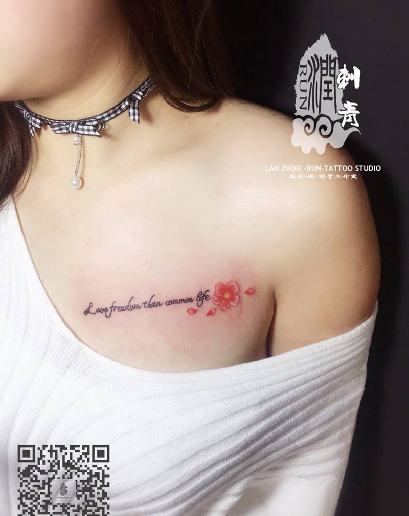 字母与花纹身图片_成品胸部清新字符植物纹身图案