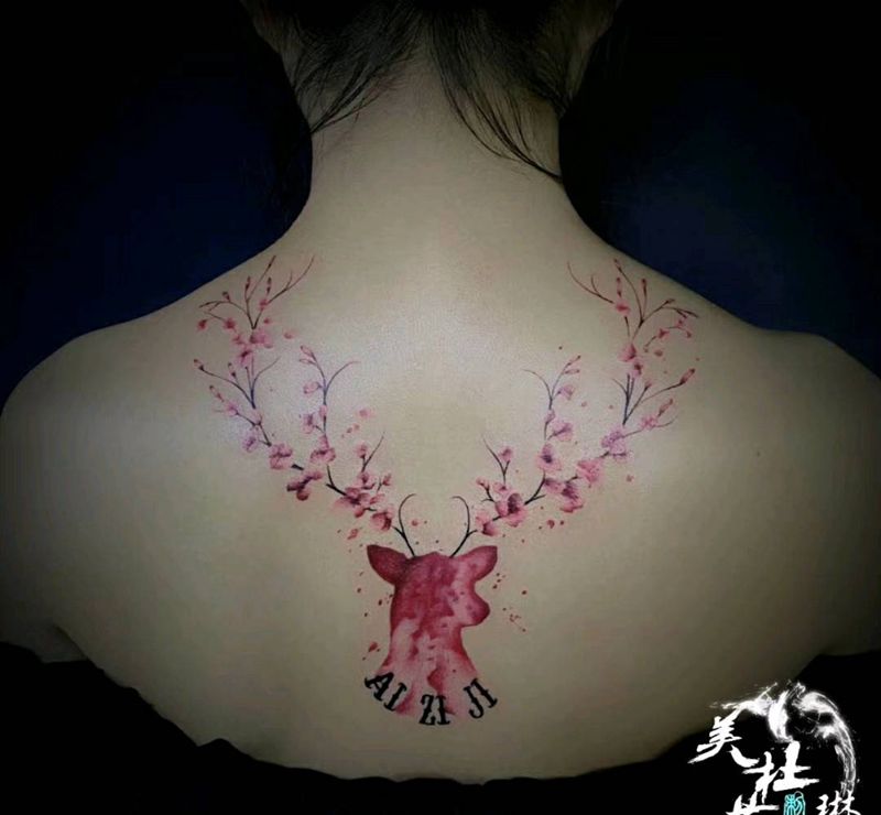 花与鹿纹身图片_颈部水彩纹身图案