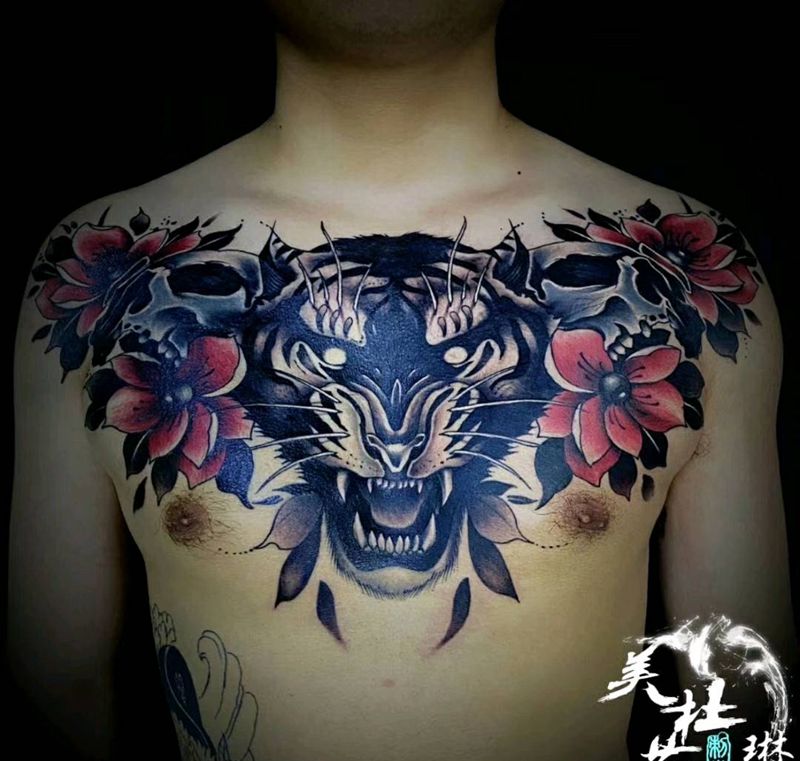 老虎纹身图片_胸部Old School纹身图案