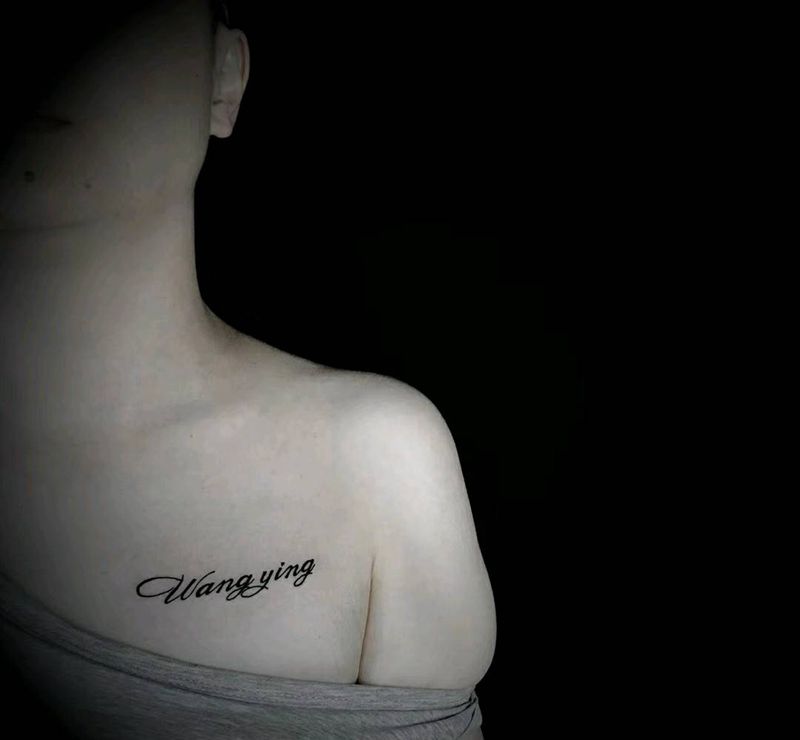 字母纹身图片_胸部纹身图案