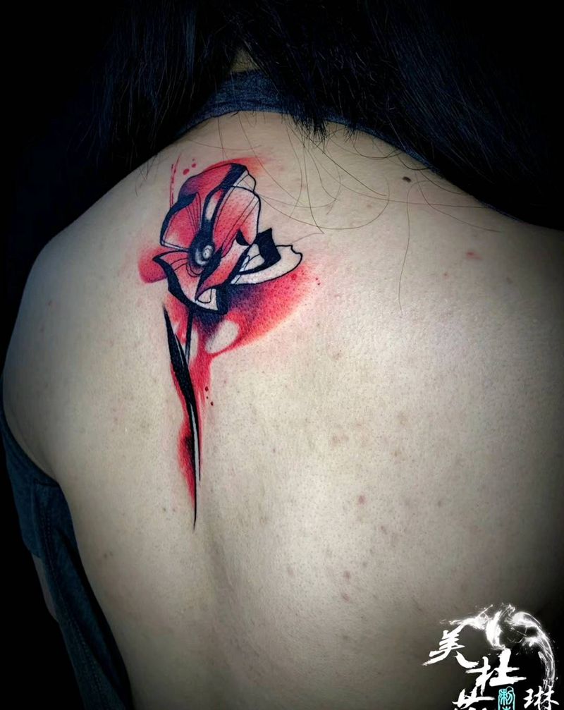 闺蜜纹身玫瑰纹身图片_背部水墨纹身图案