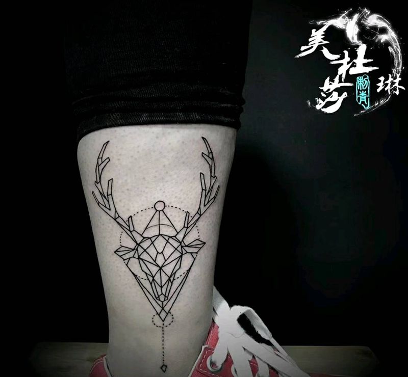 鹿纹身图片_腿部纹身图案
