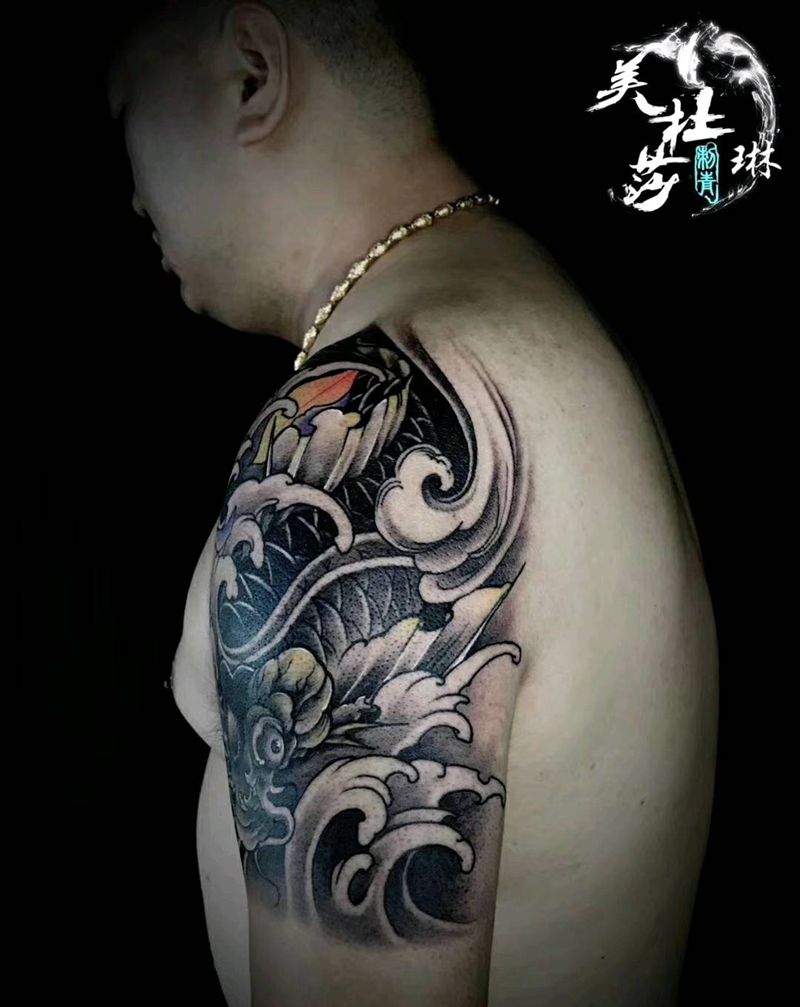 锦鲤纹身图片_手臂新传统纹身图案