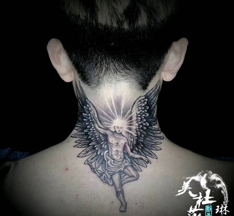 守护纹身图片_颈部欧美写实纹身图案