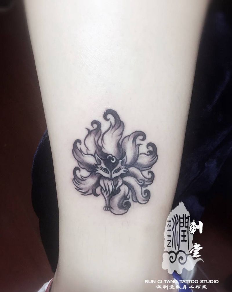 九尾狐纹身图片_成品腿部欧美清新动物纹身图案