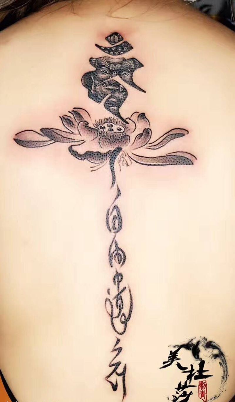 作品。纹身图片_成品背部传统字符植物鬼神纹身图案