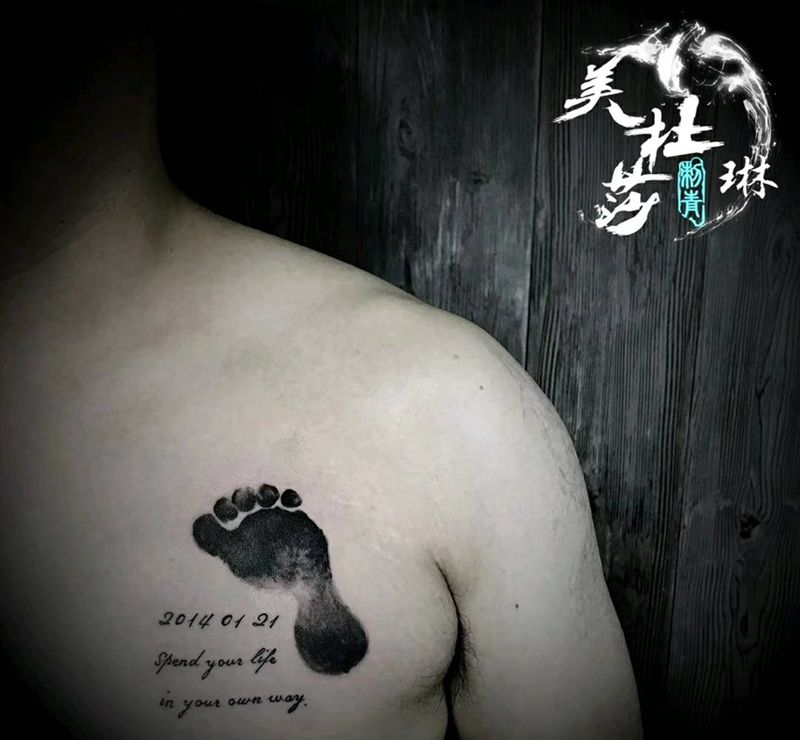 小脚丫纹身图片_胸部纹身图案