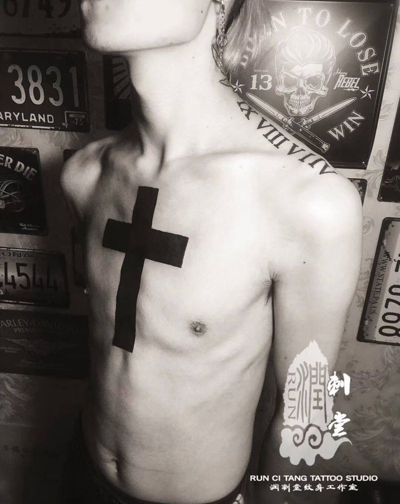 十字架纹身图片_成品胸部欧美几何字符纹身图案