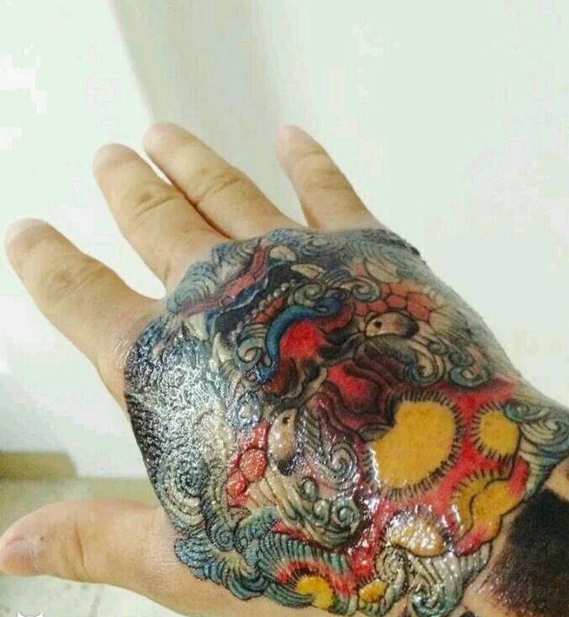 手背唐狮纹身图片_手臂手部传统动物纹身图案