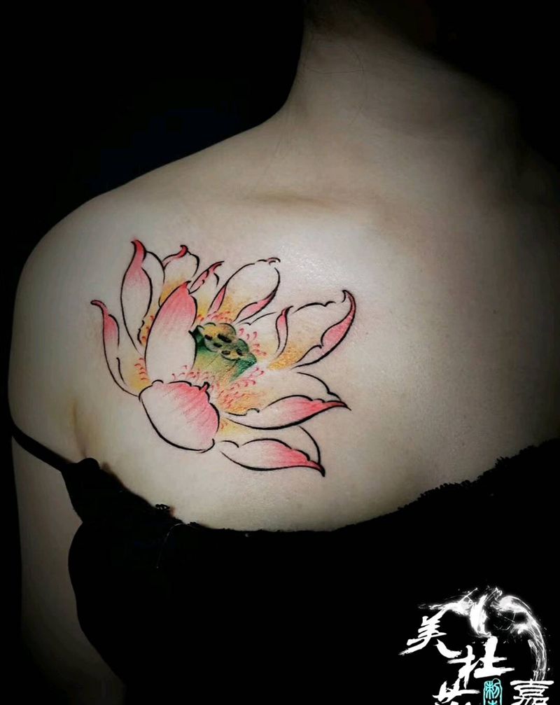 莲花纹身图片_肩部纹身图案
