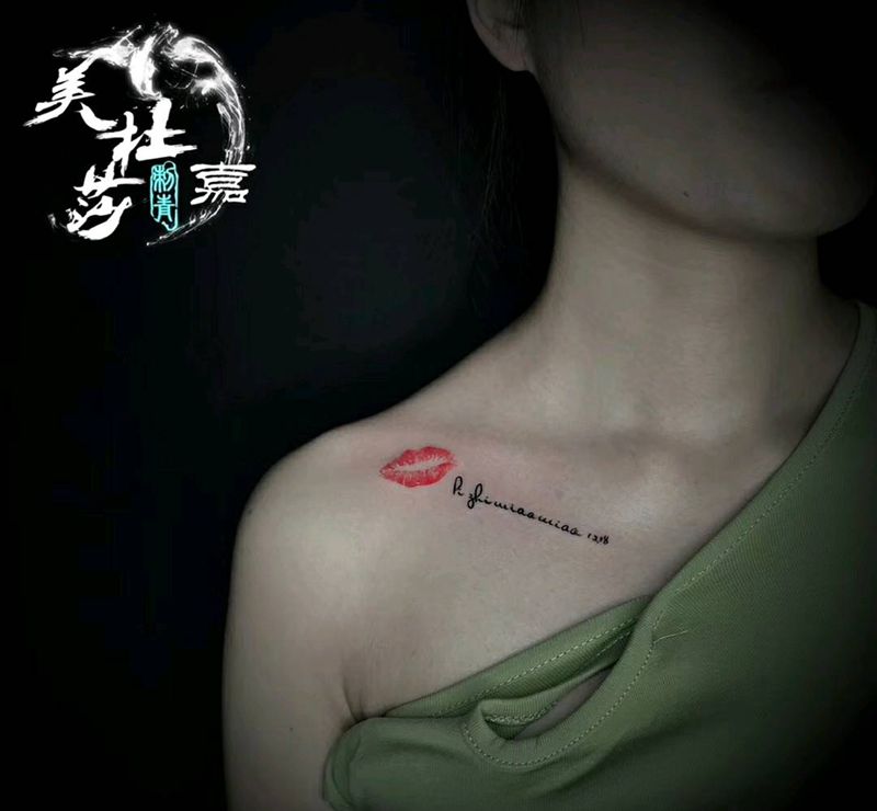 字母纹身图片_胸部纹身图案