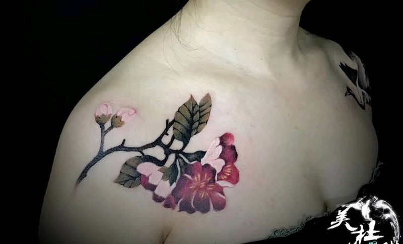 山茶花/仙鹤纹身图片_肩部纹身图案