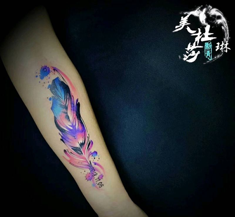 羽毛纹身图片_手臂水彩纹身图案