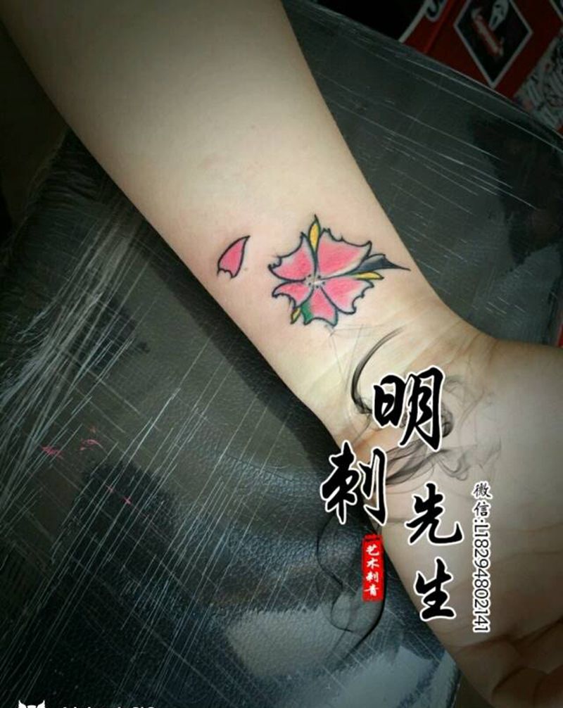 小花花纹身图片_手臂新传统纹身图案