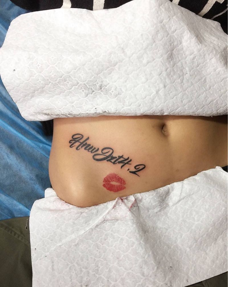 腹部字母纹身图片