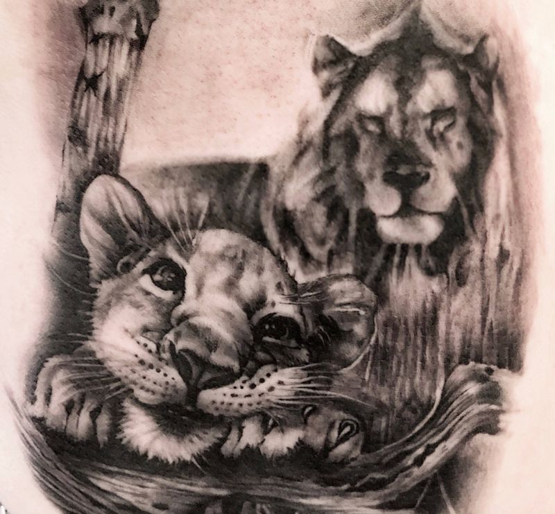 守护纹身图片_腰部欧美写实狮子亲情守护纹身图案