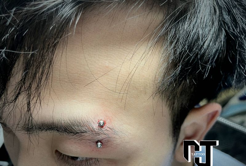 眉钉纹身图片_颈部几何纹身图案