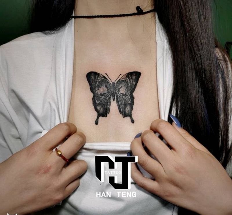蝴蝶纹身图片_胸部图腾点刺蝴蝶纹身图案