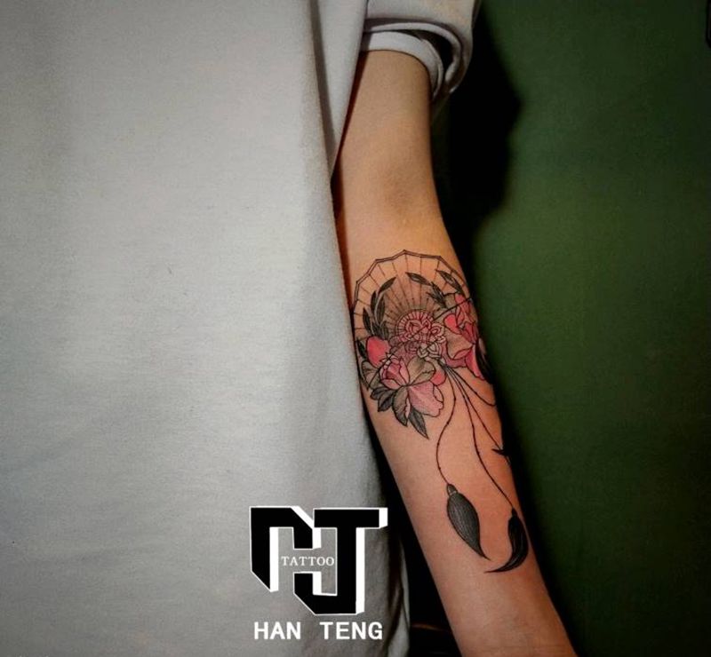 小臂遮盖纹身图片_手臂点刺图腾素花纹身图案