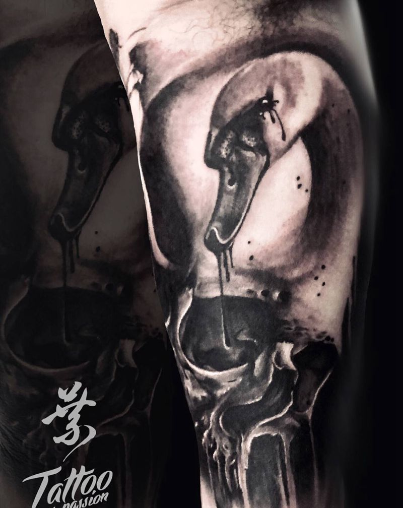 天鹅纹身图片_手臂欧美写实骷髅天鹅暗黑纹身图案