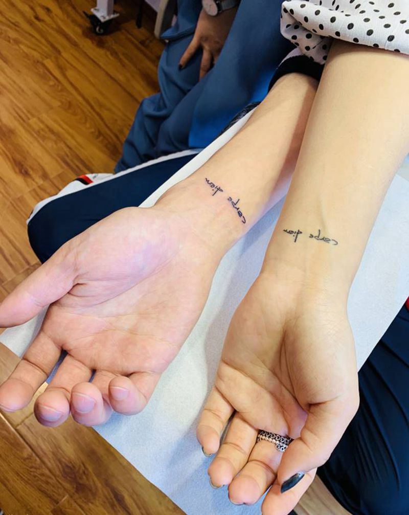 及时行乐纹身图片_手臂花体字纹身图案