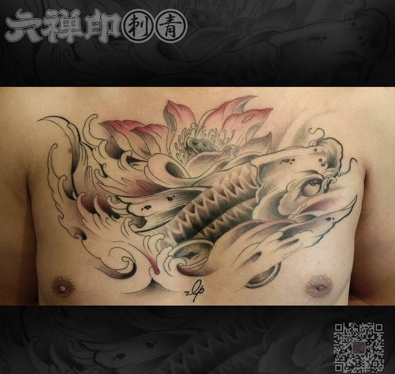 鱼纹身图片_胸部新传统水墨纹身图案