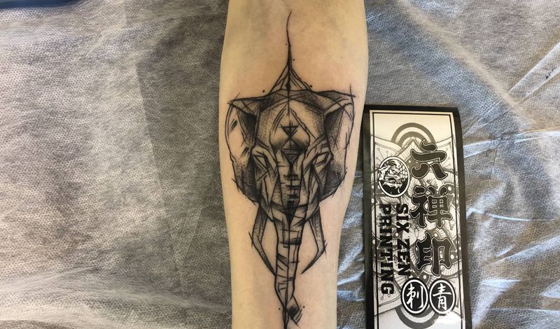 大象纹身图片_手臂点刺几何纹身图案